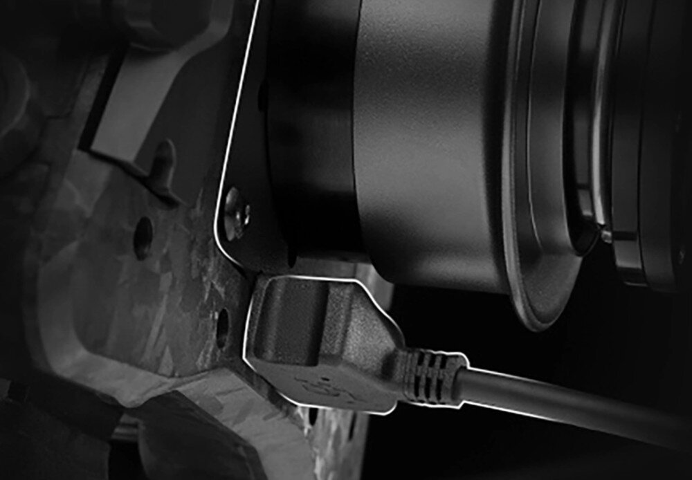 Adapter SIMAGIC Maglink Zbliżenie na podłączony wtyk przewodu zasilającego z tyłu obudowy urządzenia mechanicznego w ciemnej kolorystyce