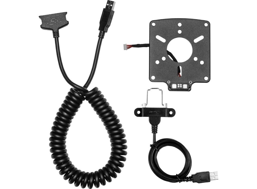 Adapter SIMAGIC Maglink Zestaw akcesoriów zawierający spiralny kabel USB, prosty kabel USB z przejściówką oraz metalową płytkę montażową na białym tle