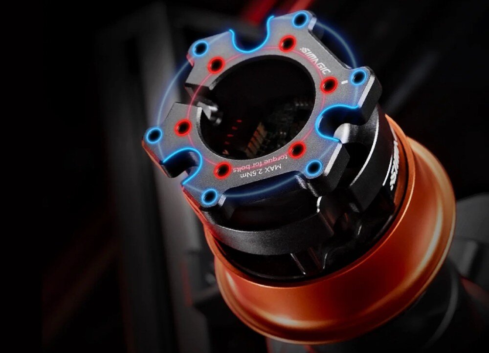 Na obrazie widoczny jest adapter z logo \'SIMAGIC\', z metalicznymi elementami w kolorze czarnym i pomarańczowym. Na adapterze znajduje się tekst: \'MAX 25NM\' oraz \'Torque 10.9 Bolts\'.