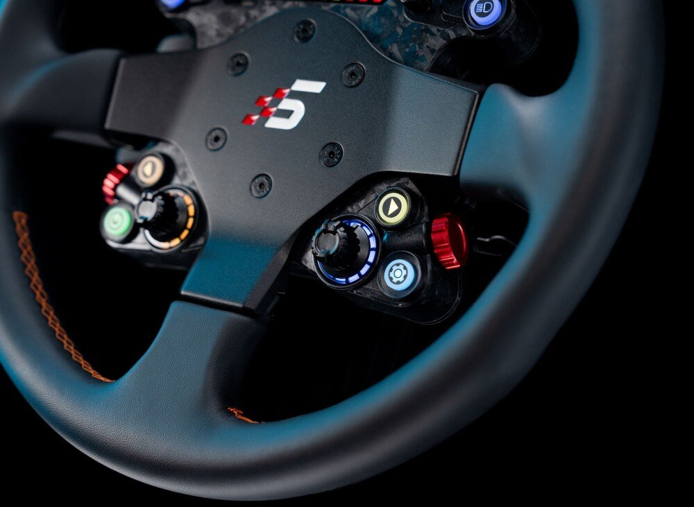 Kierownica SIMAGIC Neo X-330T Rally Steering Wheel Zbliżenie na dolną część panelu kierownicy z podświetlanymi przyciskami oraz obrotowymi pokrętłami