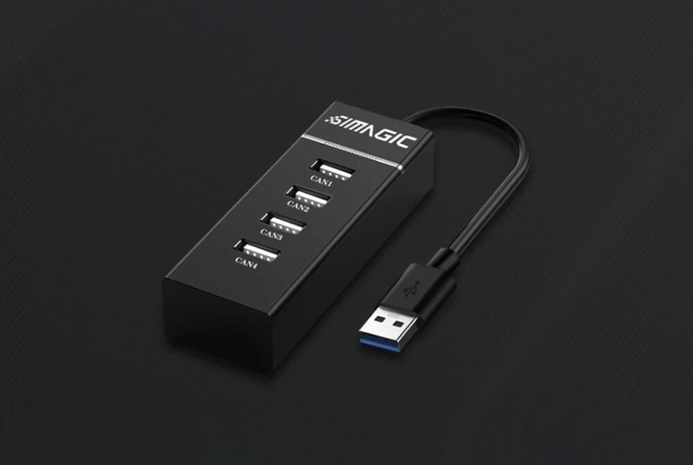 Rozgałęźnik USB SIMAGIC P-E114 Podłużny rozdzielacz z czterema portami oznaczonymi jako 'CAN1' do 'CAN4', napisem 'SIMAGIC' i krótkim przewodem zakończonym wtykiem USB