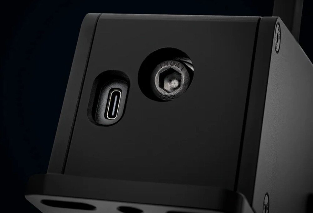 Hamulec ręczny SIMAGIC TB-1 zbliżenie na przednią część obudowy z widocznym portem USB-C oraz śrubą regulacyjną mocującą wewnętrzny mechanizm