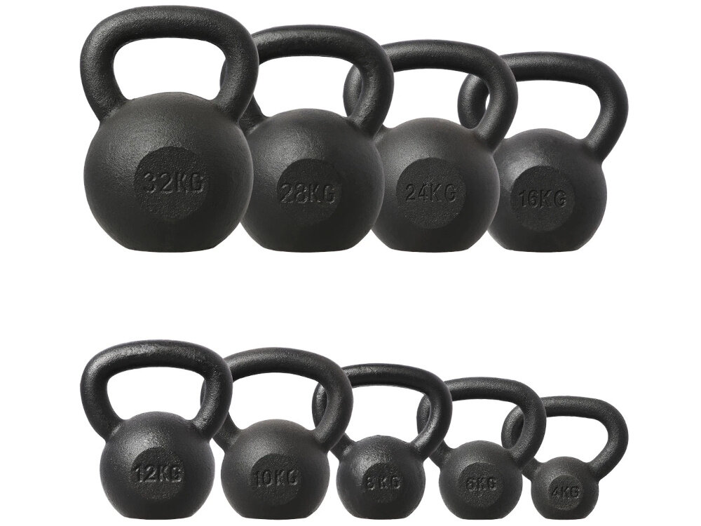 Kettlebell HMS KZG28 (28 kg) 9 kettlebelli na białym tle ustawionych w dwóch rzędach obok siebie szeroka gama dostępnych wariantów wagowych (od 4 do 32 kg) można stopniowo zwiększać obciążenie wraz z postępami dopasować ciężar do swoich celów ułatwia planowanie długofalowych treningów motywuje do systematyczności