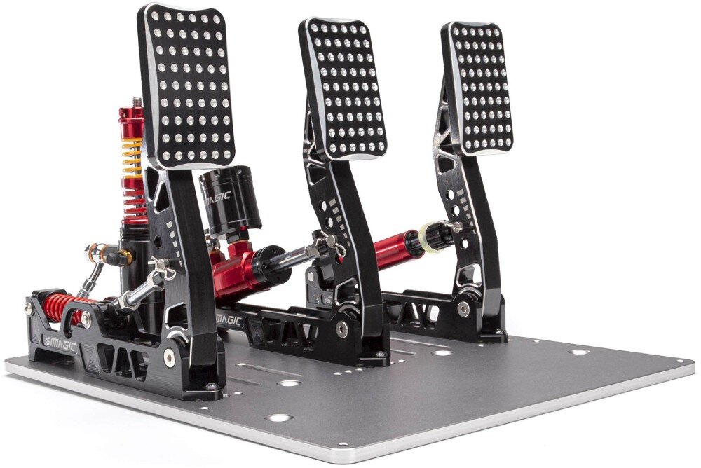 System hydrauliczny z trzema pedałami SIMAGIC S309 Potrójny zestaw pedałów do symulatora wyścigowego zamontowany na metalowej podstawie, ujęcie pod kątem od przodu, widoczne nakładki z antypoślizgową fakturą