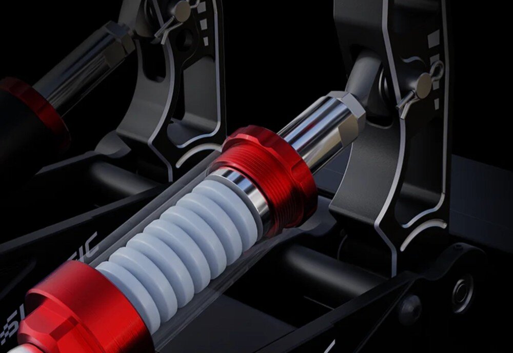 Zestaw SIMAGIC P1000i S304 Zbliżenie na mechanizm pedału simracingowego z widocznymi sprężynami, elastomerami i metalową konstrukcją, czarne tło