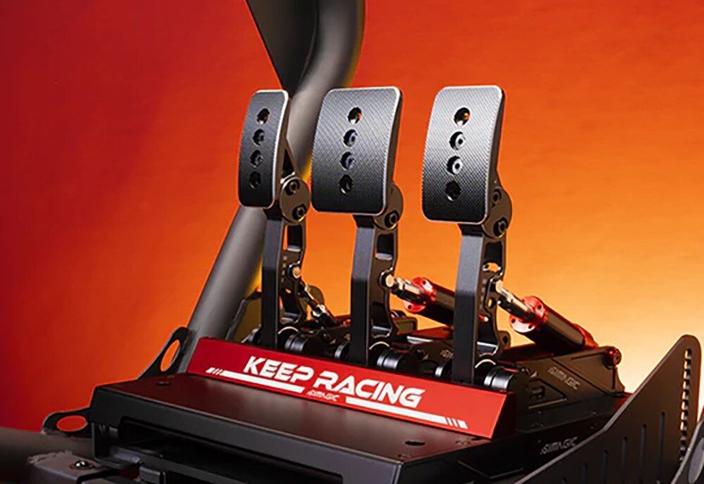 System z trzema pedałami SIMAGIC S303 Metalowy zestaw trzech pedałów symulatora wyścigowego z widocznym napisem 'KEEP RACING' zamontowany na czarnej podstawie konstrukcji stelaża
