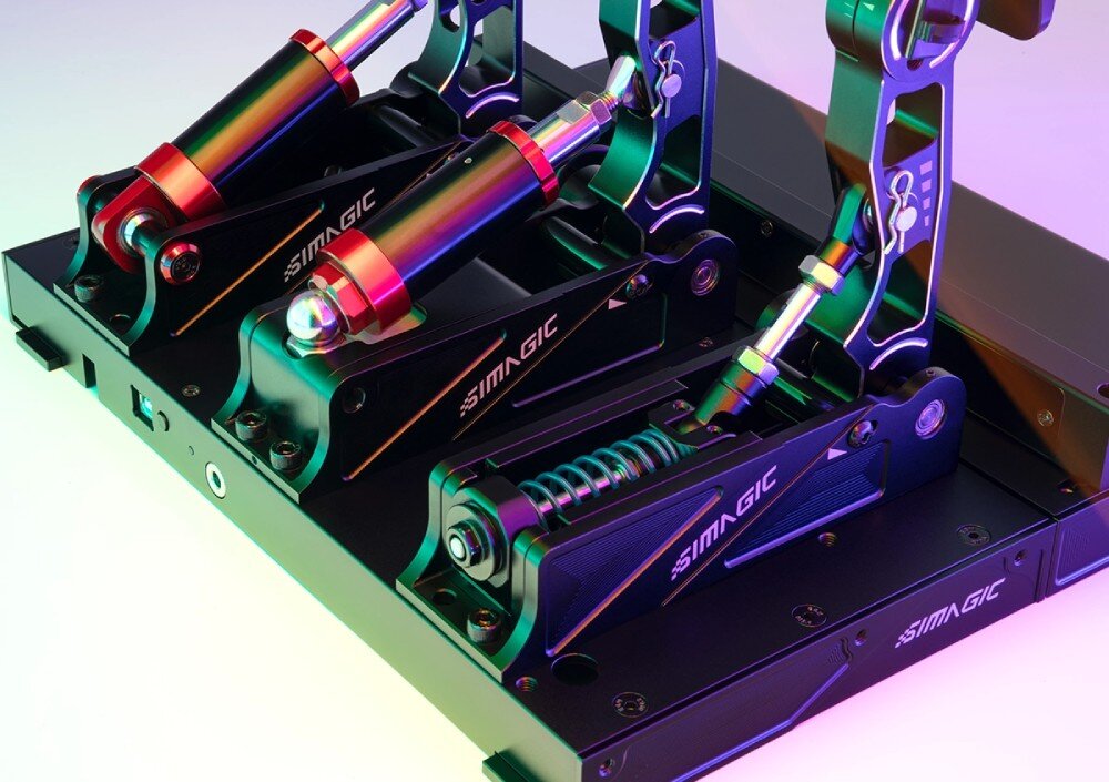System z trzema pedałami SIMAGIC S303 Widok z góry pod kątem na tył konstrukcji trzech pedałów z zamontowanymi cylindrami hydraulicznymi i sprężyną mechaniczną na stabilnej podstawie