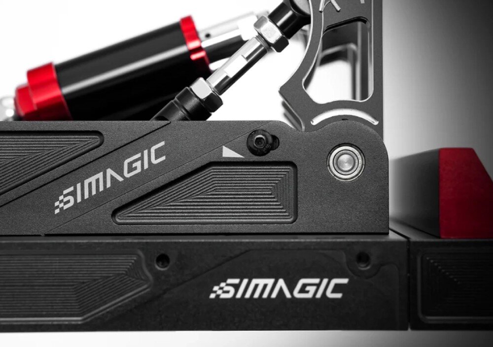 Zestaw SIMAGIC P1000-FRS S307 Formula Style Boczny profil podstawy pedałów z widocznym logo Simagic oraz metalowymi elementami mocującymi i śrubami regulacyjnymi