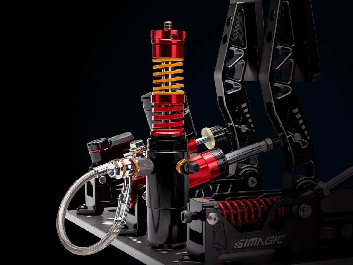 SIMAGIC S312 Moduły pedałów P2000-S200RF bezpośredni montaż opcjonalnych silników wibracyjnych z serii P-HPR fizyczne wibracje pracy systemu ABS - zbliżenie na czerwony cylinder hydrauliczny, sprężyny oporowe oraz połączone przewody hamulcowe w oplocie