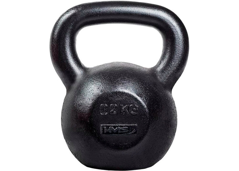 Kettlebell HMS KZG32 (32 kg) kettlebell na białym tle widoczny od przodu płaski spód umożliwia bezpieczne odstawienie odważnika na podłogę sprzęt nie przetacza się po powierzchni ułatwia organizację domowej strefy ćwiczeń
