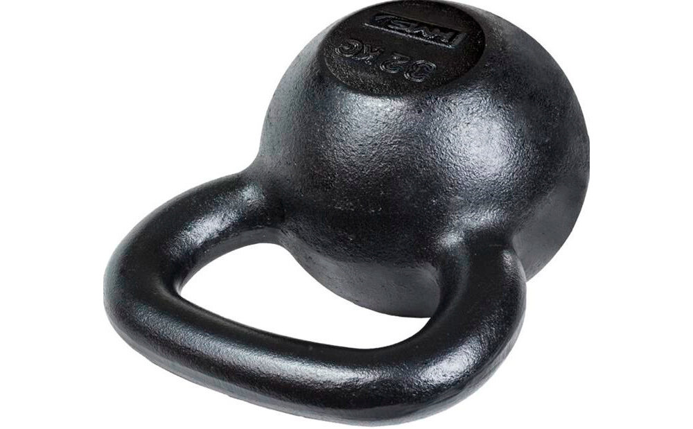 Kettlebell HMS KZG32 (32 kg) kettlebell na białym tle leży na płasko korpus wykonany z żeliwa duża odporność na uszkodzenia i odkształcenia solidna konstrukcja utrzymuje stałą wagę i równowagę wspiera regularne treningi bez potrzeby częstej wymiany czy dodatkowych kosztów