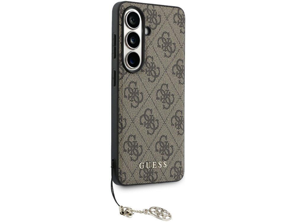 Etui Guess 4G Charms Collection Samsung Galaxy S26 - eleganckie, luksusowe, złote logo Brązowe etui Guess na telefon z logo 4G, złotym napisem Guess i doczepioną ozdobną zawieszką z logotypem.
