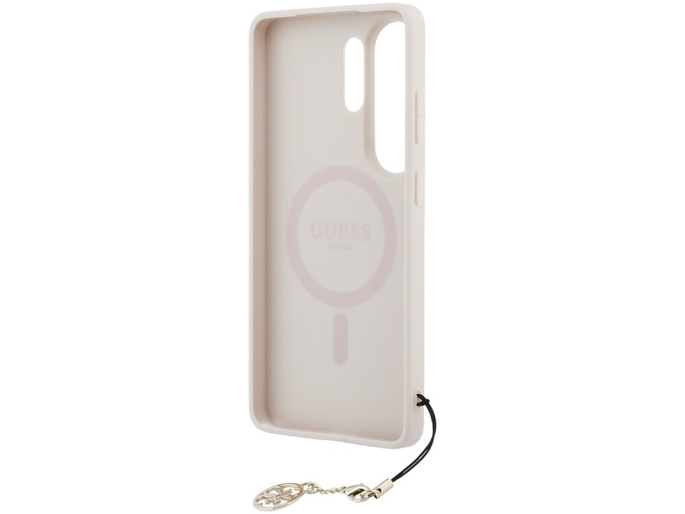 Etui Guess 4G Charms Collection Samsung Galaxy S26 Ultra - wytrzymałe, komfortowe, stylowe Wnętrze etui Guess z pierścieniem magnetycznym MagSafe, logo marki oraz ozdobną srebrną zawieszką.