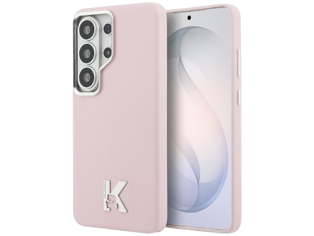 Różowe etui na telefon z metalowym logo \'K\' w dolnej części. Etui posiada wycięcia na aparat i przyciski boczne.