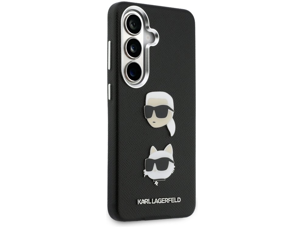 Etui Karl Lagerfeld Saffiano Double Heads Metal Samsung Galaxy S26 - logo, lustrzane wykończenie, luksus Tył czarnego etui Karl Lagerfeld wykonanego z ekoskóry Saffiano z naszywkami Ikonik Karl & Choupette, srebrnym napisem marki oraz precyzyjnym wycięciem na potrójny aparat.