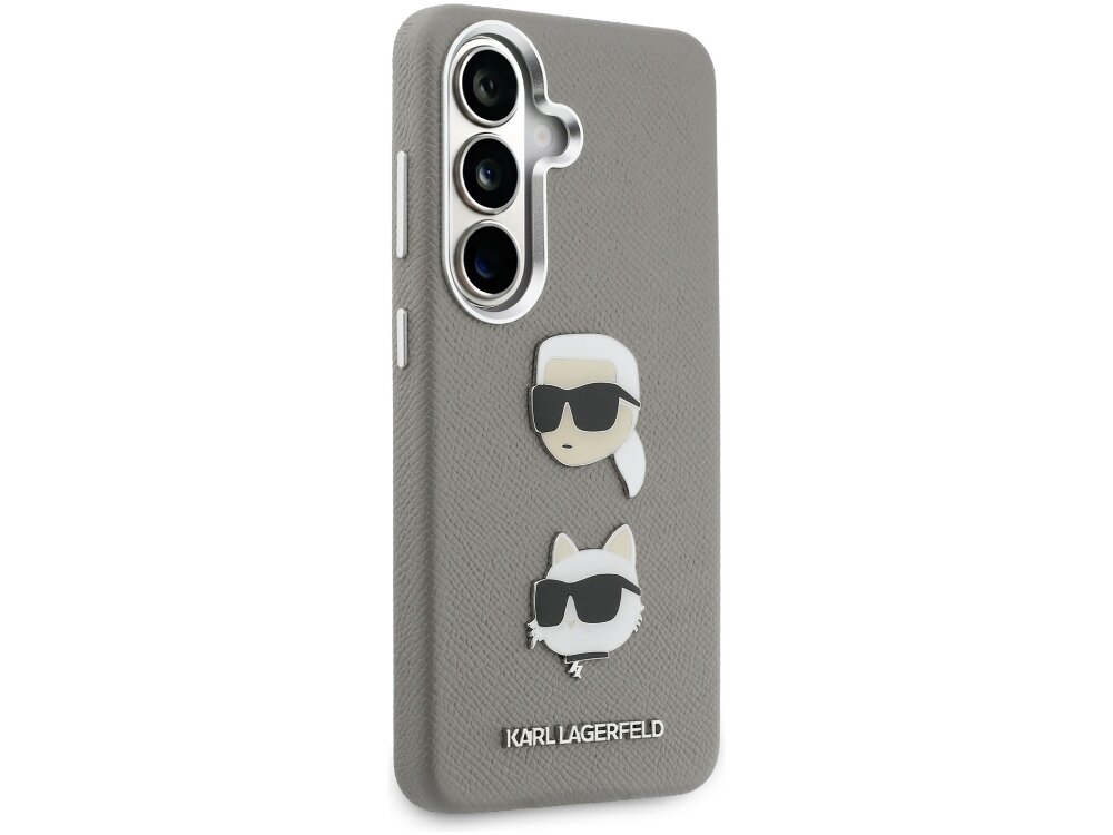 Etui Karl Lagerfeld Saffiano Double Heads Metal Samsung Galaxy S26 - logo, lustrzane wykończenie, luksus Tył czarnego etui Karl Lagerfeld wykonanego z ekoskóry Saffiano z naszywkami Ikonik Karl & Choupette, srebrnym napisem marki oraz precyzyjnym wycięciem na potrójny aparat.