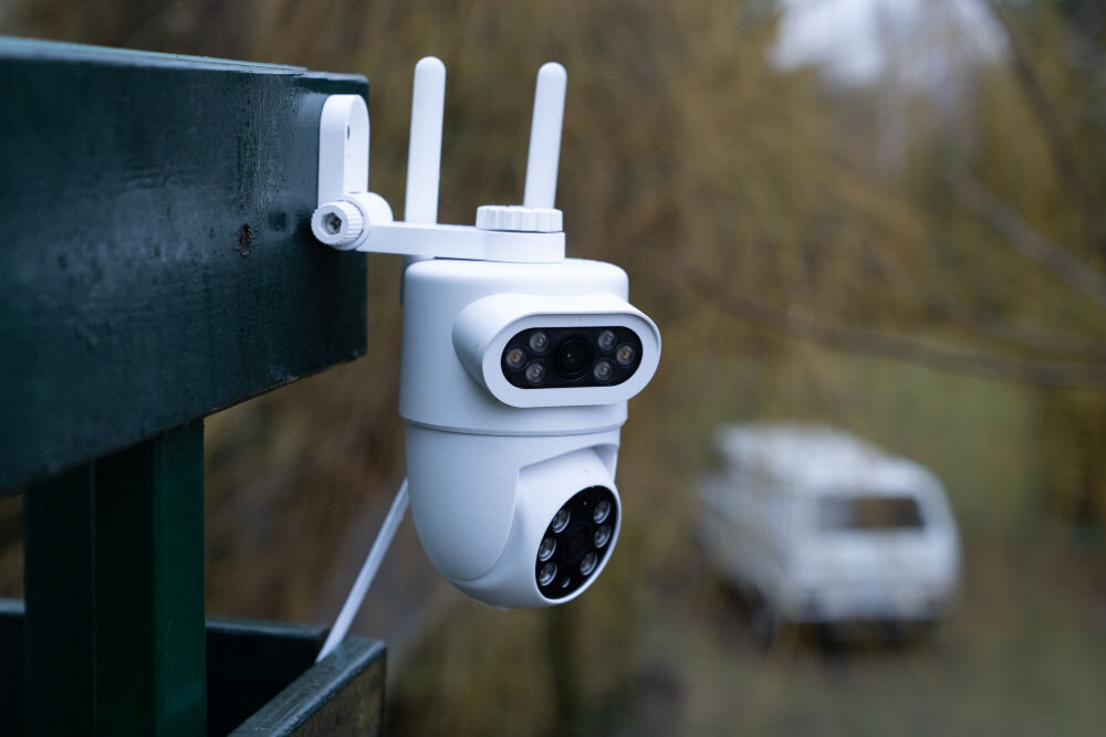 Kamera SETTI+ SC762 3MP+3MP 2K skosem na białym tle widoczne 2 obiektywy logo marki Setti+