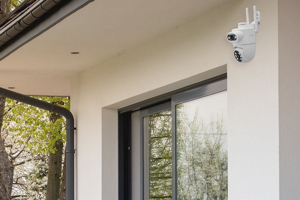 Kamera SETTI+ SC762 3MP+3MP 2K na ścianie przy oknie pełne szyfrowanie transmisji ochrona prywatności