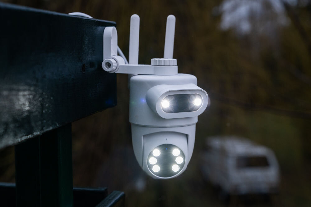 Kamera SETTI+ SC762 3MP+3MP 2K zamontowana na budybku aktywne oświetlenie led tryb nocny podczerwień zasięg do 15 metrów pole widzenia 120 stopni