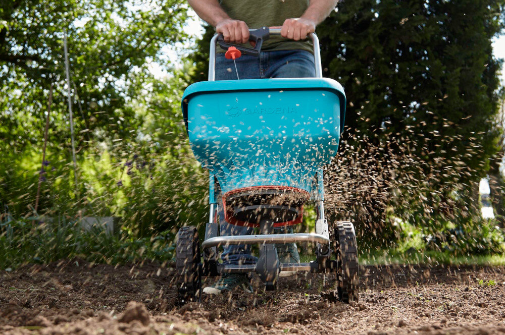 Siewnik GARDENA 436-20 dwa wytrzymale kola ulatwiaja manewrowanie gruby bieznik komfort prowadzenia dobra przyczepnosc