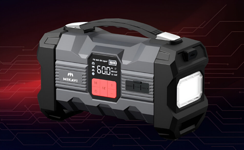 Urządzenie rozruchowe MIKAVI Enerjump 2 urządzenie na tle w włączoną latarką wsparcie w sytuacji awaryjnej przenośny booster pomoc rozruch silnika