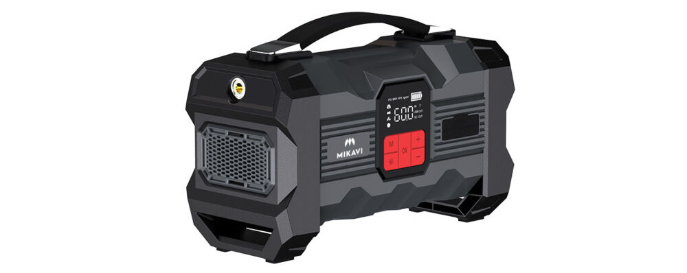 Urządzenie rozruchowe MIKAVI Enerjump 2 urządzenie widoczne pod skosem na białym tle zaawansowane zabezpieczenia ochrona przed zwarciem przegrzaniem i odwrotną polaryzacją bezpieczne użytkowanie