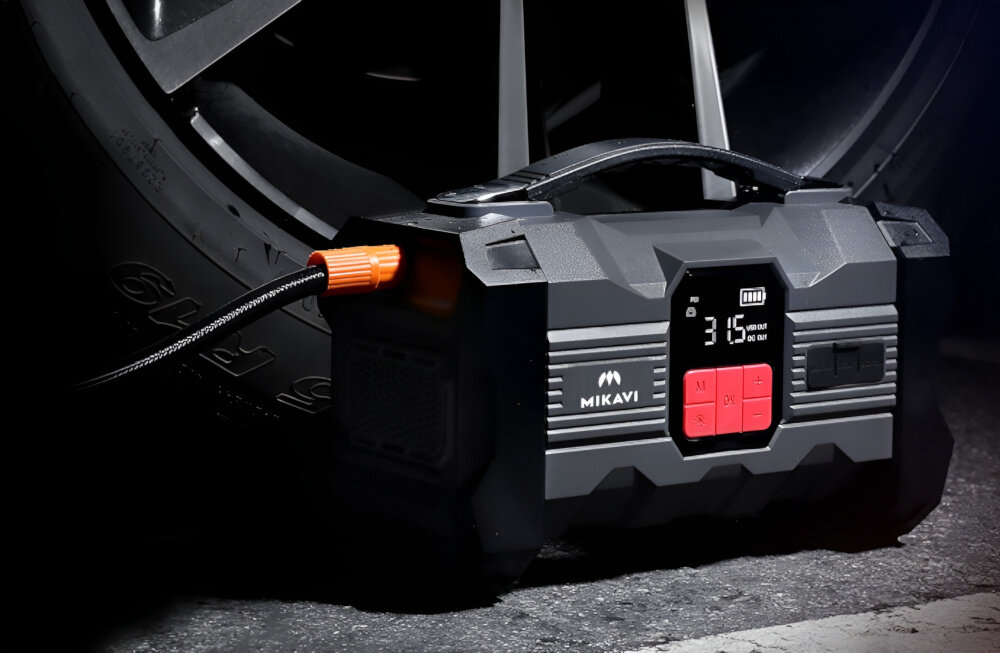 Urządzenie rozruchowe MIKAVI Enerjump 2 urządzenie z podłączonym wentylem do koła samochodowego wbudowany kompresor moc 45 l/min ciśnienie do 150 PSI praktyczne rozwiązanie
