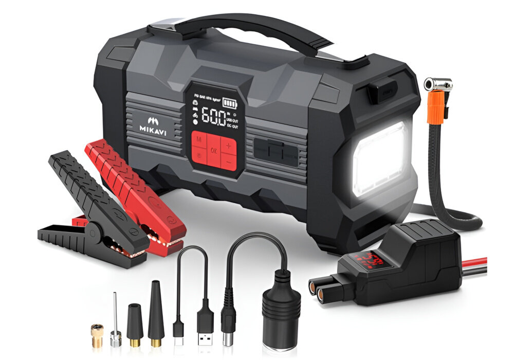 Urządzenie rozruchowe MIKAVI Enerjump 2 cały zestaw na białym tle w zestawie urządzenie adapter do gniazdka samochodowego adapter do wentyli kable USB-A/USB-C zaciski akumulatorowe przewód powietrzy zestaw przyłączeniowy dokumentacja