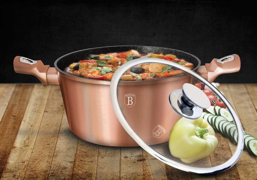 Garnek BERLINGER HAUS Rose Gold BH-1516 28 cm  garnek otwarty oparta pokrywka srebrne elementy potrawa w garnku ciemne tło średnica 28 cm pojemność 6 l funkcjonalność estetyka złoty kolor elegancki wygląd z wysokiej jakości kutego aluminium solidna konstrukcja świetnie się prezentuje niezwykle praktyczny pokrywka komfortowe gotowanie 