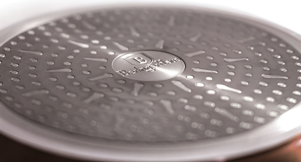 Garnek BERLINGER HAUS Rose Gold BH-1516 28 cm  zdjęcie spodu garnka srebrny spód wyżłobienia białe tło uniwersalne naczynie na wszystkich typach kuchenek gazowe elektryczne ceramiczne halogenowe indukcyjne wszechstronność solidne wykonanie do codziennego gotowania wymagające potrawy 