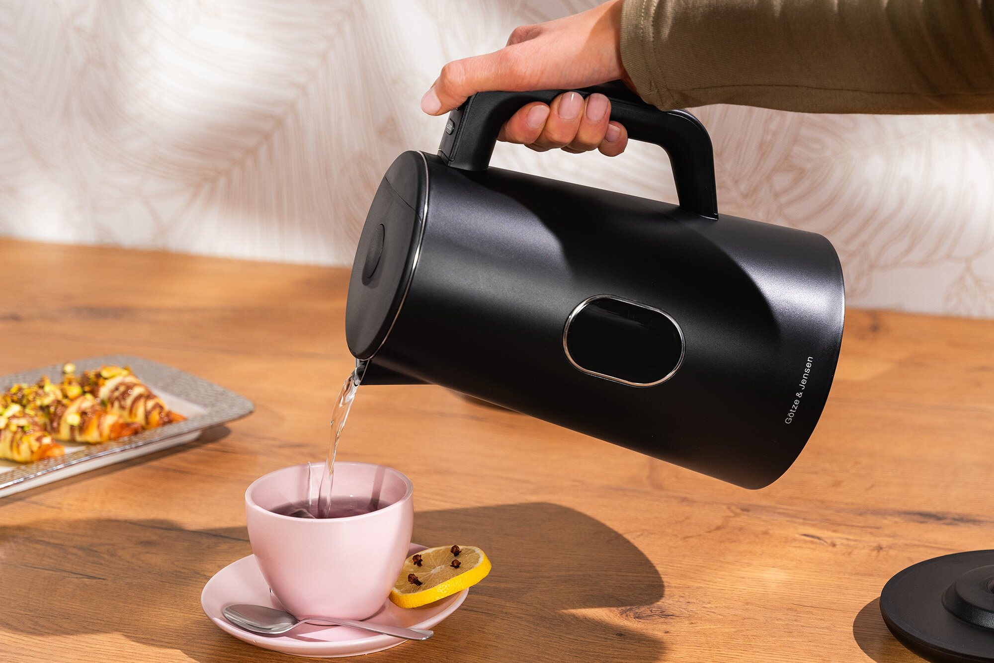 Czajnik GÖTZE & JENSEN KT940K Czarny wygląd prezentacja