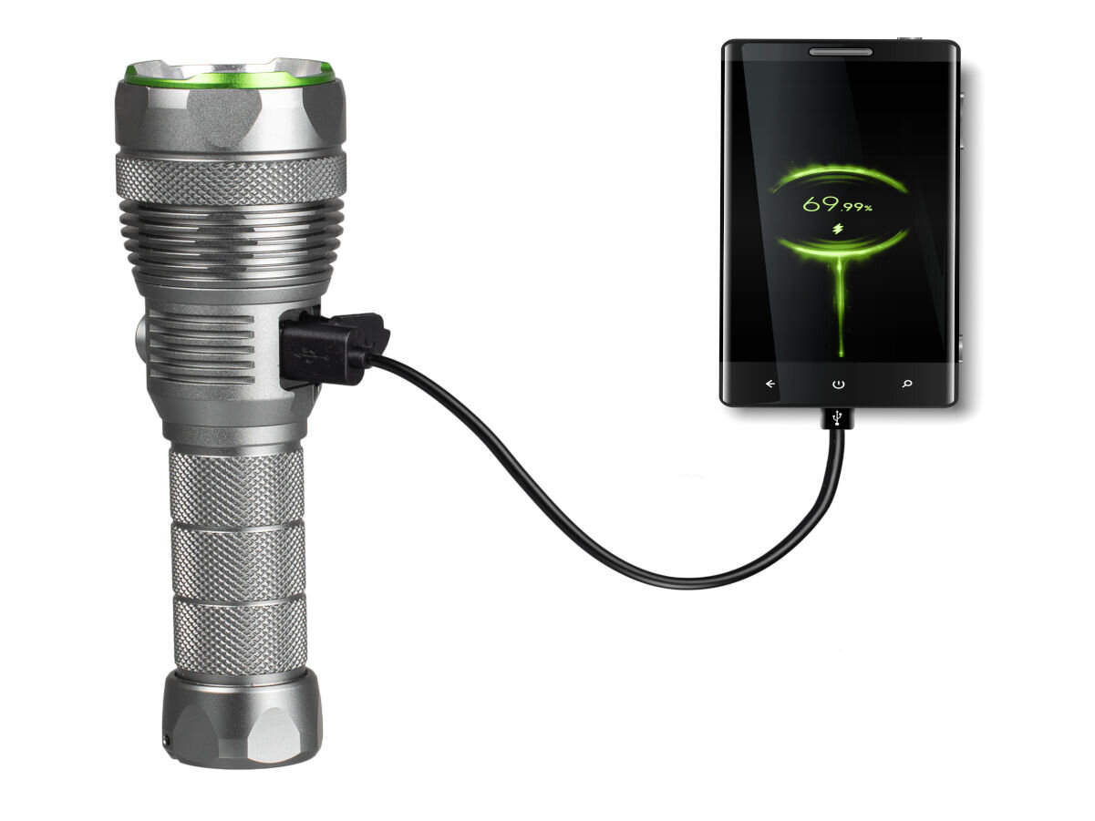 Latarka taktyczna VAYOX VA0364, Latarka i powerbank w jednym, Wizualizacja latarki podpiętej kablem do smartfona, który jest dzięki latarce ładowany