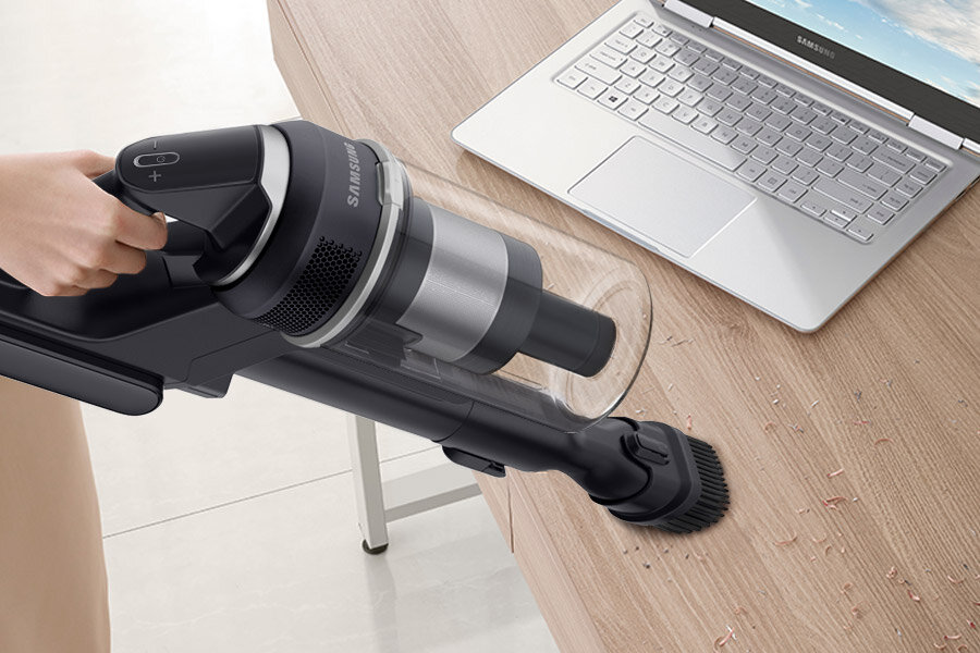 Szczotka do kurzu umieszczona na drewnianym biurku 