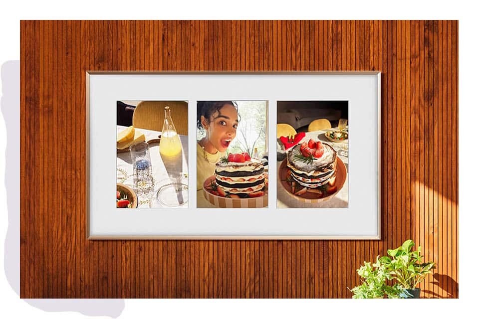 Włączony tryb Sztuka na telewizorze The Frame (2025)  zawieszony na drewnianej ścianie 