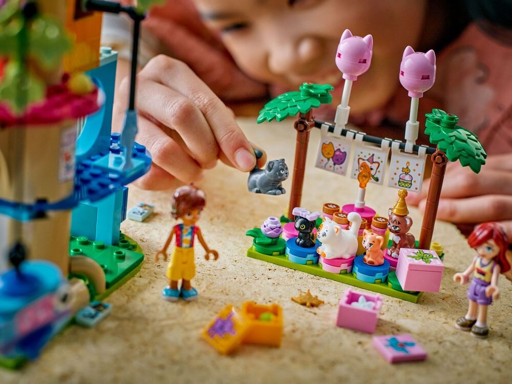 LEGO 42666 Friends Kocie przyjęcie urodzinowe i domek na drzewie Churro Leo i Paisley detale i akcesoria 