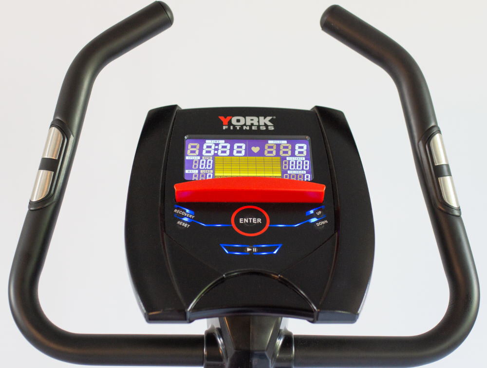 Rower magnetyczny YORK FITNESS C420 z 12 programami treningowymi i wyświetlaczem pokazującym puls dystans prędkość kalorie Konsola sterująca roweru treningowego York C420 z włączonym wyświetlaczem LCD. Widoczne są pola pomiarowe (czas, dystans, kalorie, puls, RPM) oraz przyciski sterujące: Enter, Up, Down, Recovery, Reset.