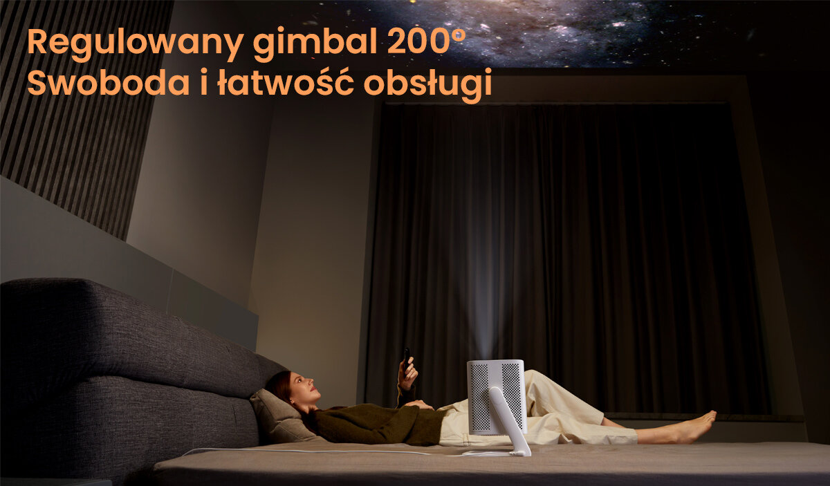 WANBO Vali 1 projektor gimbal stabilność obrazu precyzyjne ustawienie, osoba leżąca na łóżku, oglądająca obraz wyświetlany z projektora na suficie