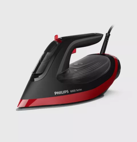 Czarno-czerwone żelazko z napisem \'PHILIPS 6000 Series\' na boku, widoczne na jasnym tle.