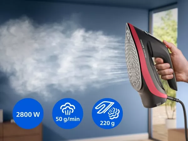 Osoba trzyma żelazko, z którego wydobywa się para. Na obrazie widoczne są trzy niebieskie ikony z tekstem: \'2800 W\', \'50 g/min\', \'220 g\'.