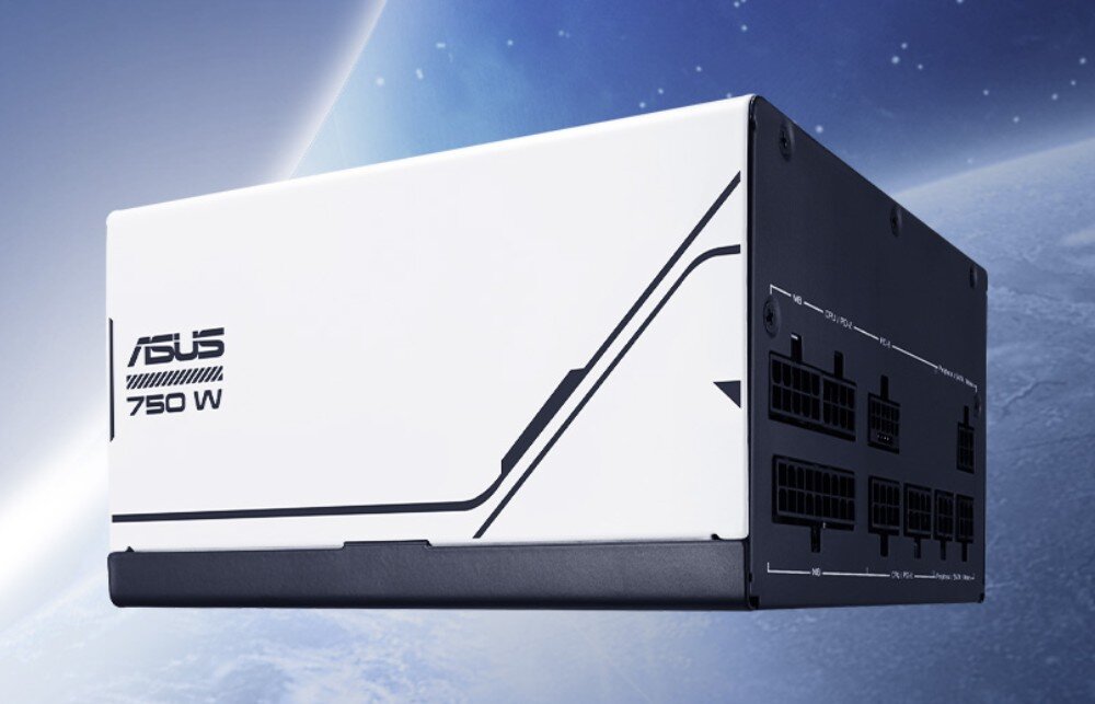 Komputer MAD DOG GT302-A02WR32WH Zdjęcie pokazuje zasilacz o mocy 750 W z widocznymi oznaczeniami mocy, na tle grafiki przedstawiającej fragment planety i przestrzeń kosmiczną