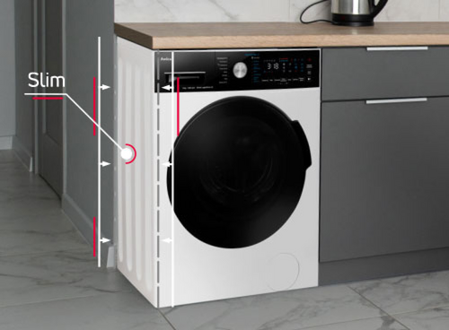 Pralka w zabudowie kuchennej z widocznym panelem sterowania i napisem \'Slim\'. Obok pralki znajduje się szafka z blatem i czajnikiem.