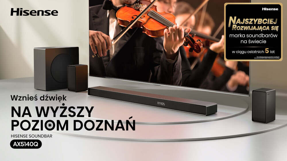 Soundbar HISENSE AX5140Q kino domowe surround 5.1.4 przestrzenny, telewizor wraz z soudbarem oraz głośnikami po skosie na jasnym tle