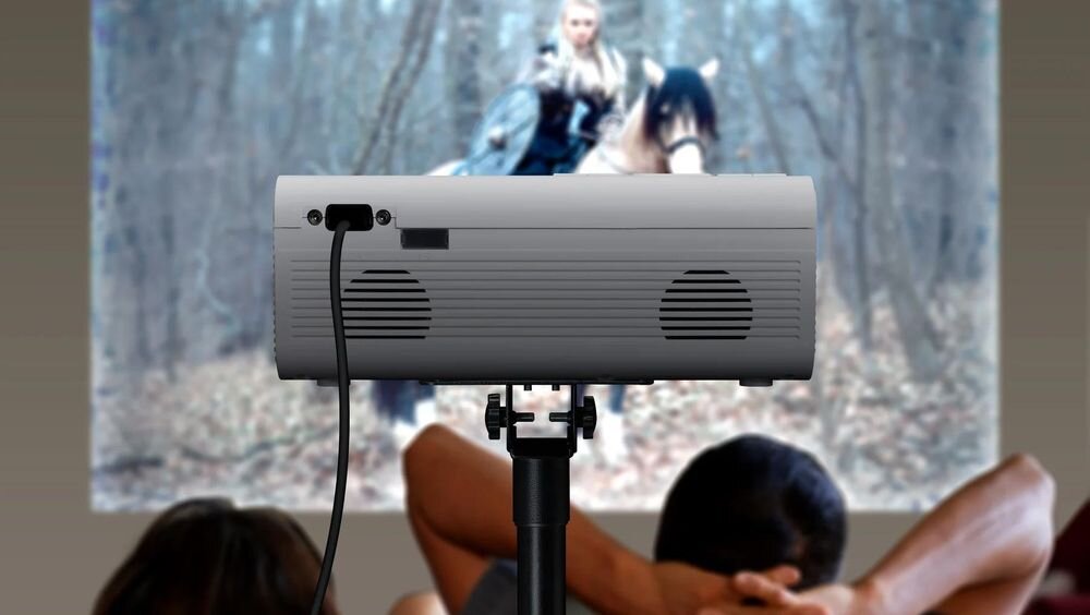 Projektor LENCO LPJ-280WH WVGA 800 x 480 2800 ANSI lumen 3000:1 kontrast 4 calowy LCD obsługa Full HD 1080P, projektor stojący na stojaku wyświetlający film na projektorze