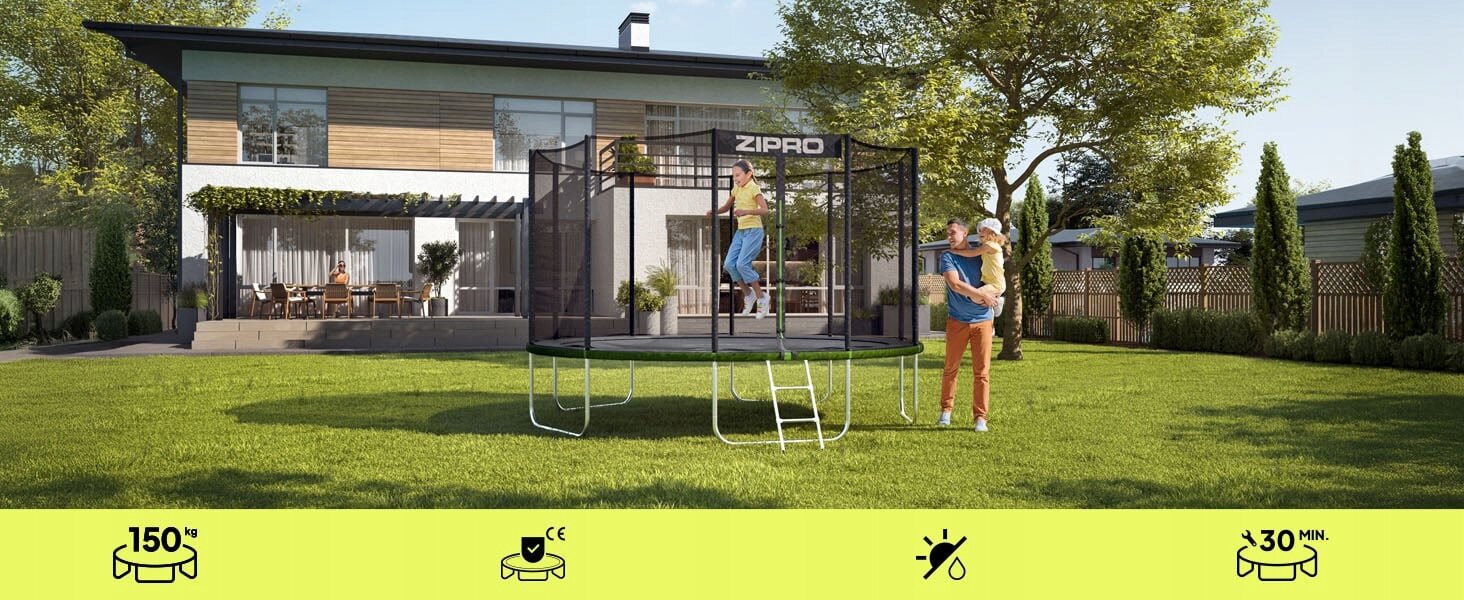 Na trawniku przed domem stoi trampolina z siatką ochronną i drabinką, na której bawi się dziecko. Na dole obrazu widnieje logo \'ZIPRO\' oraz ikony z informacjami: 150 kg, CE, odporność na warunki atmosferyczne, montaż w 30 minut.