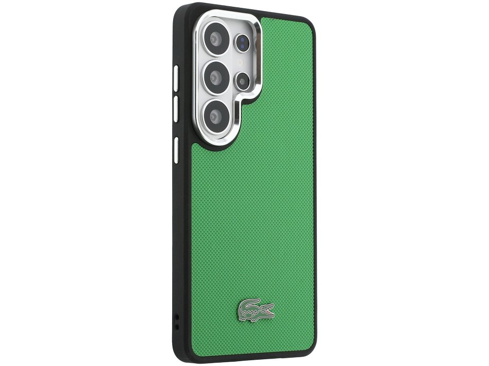 Etui Lacoste Full Wrap Petit Pique Samsung Galaxy S26 - tekstura, krokodyl, elegancja Tył zielonego etui Lacoste z teksturowaną powierzchnią, srebrnym obramowaniem obiektywów i metalowym logo krokodyla.