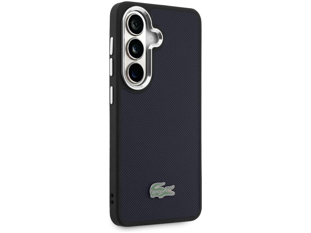 Etui Lacoste Full Wrap Petit Pique Samsung Galaxy S26 - tekstura, krokodyl, elegancja Tył granatowego etui Lacoste z teksturowaną powierzchnią, srebrnym obramowaniem obiektywów i metalowym logo krokodyla.