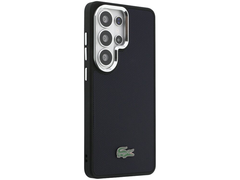 Etui Lacoste Full Wrap Petit Pique Samsung Galaxy S26 - tekstura, krokodyl, elegancja Tył granatowego etui Lacoste z teksturowaną powierzchnią, srebrnym obramowaniem obiektywów i metalowym logo krokodyla.