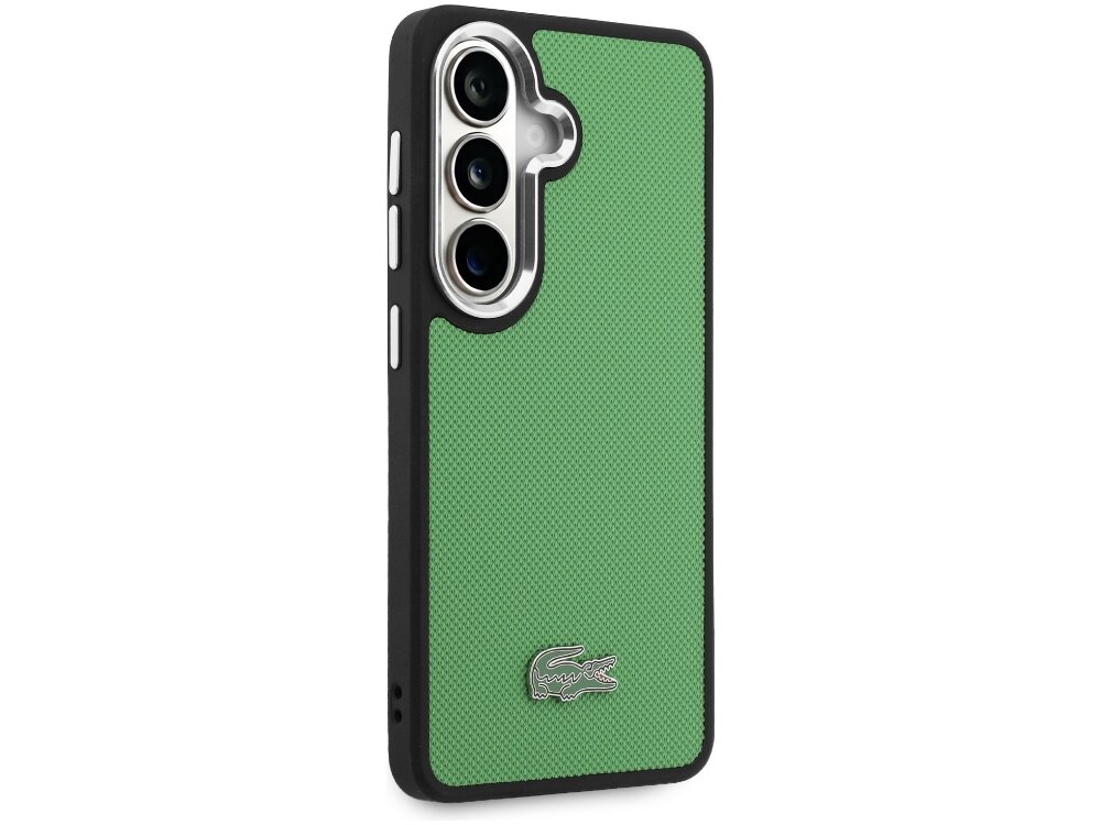 Etui Lacoste Full Wrap Petit Pique Samsung Galaxy S26 - tekstura, krokodyl, elegancja Tył zielonego etui Lacoste z teksturowaną powierzchnią, srebrnym obramowaniem obiektywów i metalowym logo krokodyla.