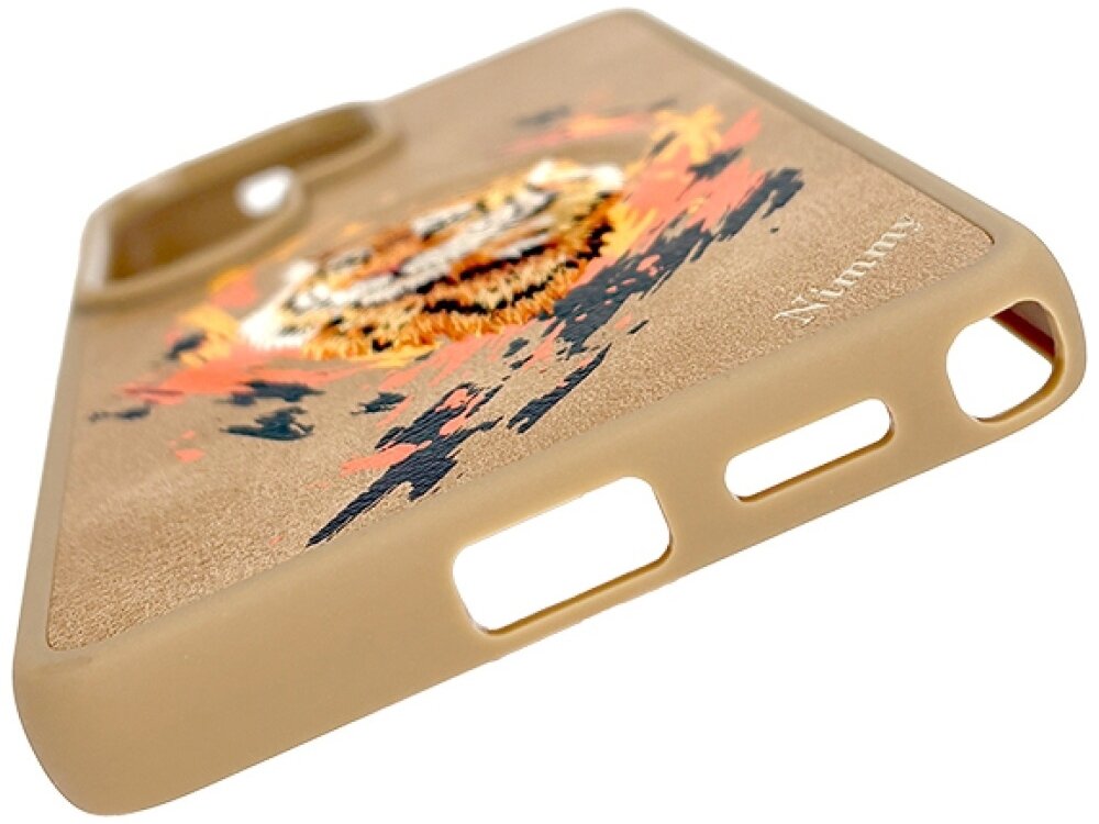 Jasnobrązowe etui z grafiką tygrysa i napisem \'Nimmy\'. Etui posiada wycięcia na przyciski i aparat.