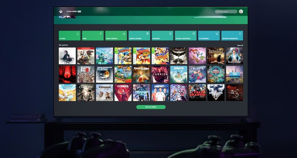 Telewizor KIANO Elegance 50 4K Tizen OS Powered by Samsung Xbox Cloud Gaming gry bez konsoli 50 cali, telewizor stojący na komodzie w pomieszczeniu, kontrolery leżące na stole